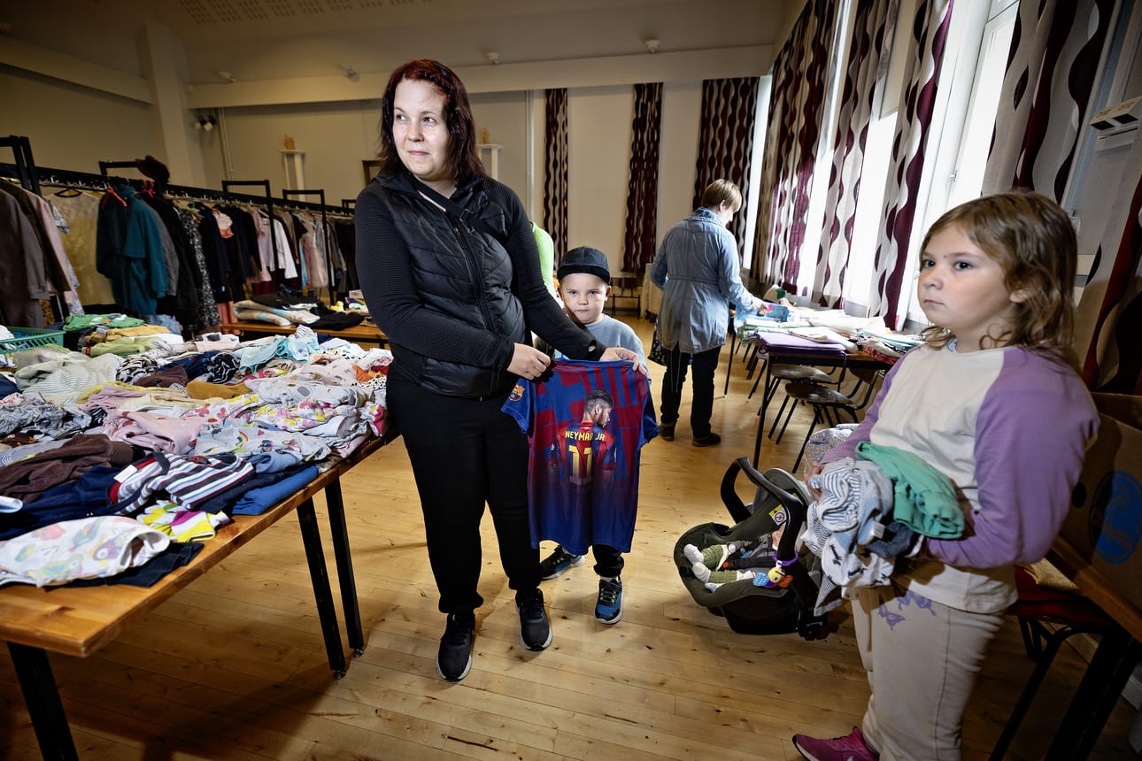 Helena Holkko teki lastensa Robin Holkon, 6, ja Sini Holkon, 9, kanssa kierrätystempauksesta ilmaisia löytöjä. Kuusilapsisen perheen pienin, seitsemän viikon ikäinen vauva, uinui kierroksen ajan kantokopassaan.