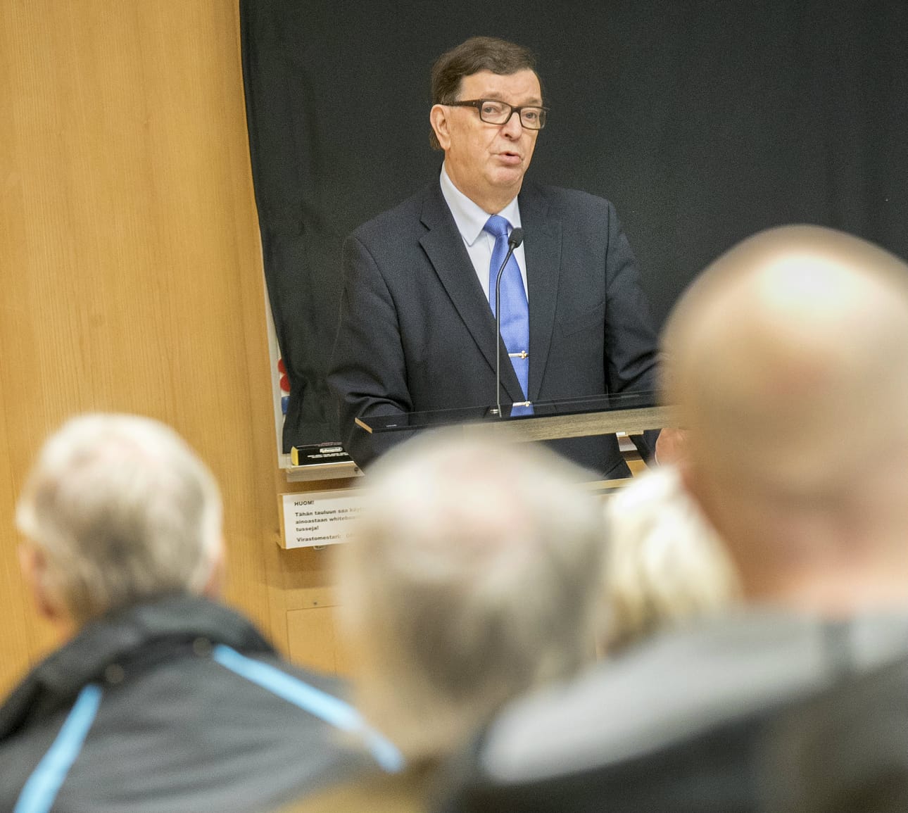 Paavo Väyrynen kampanjoi sunnuntaina Oulussa.