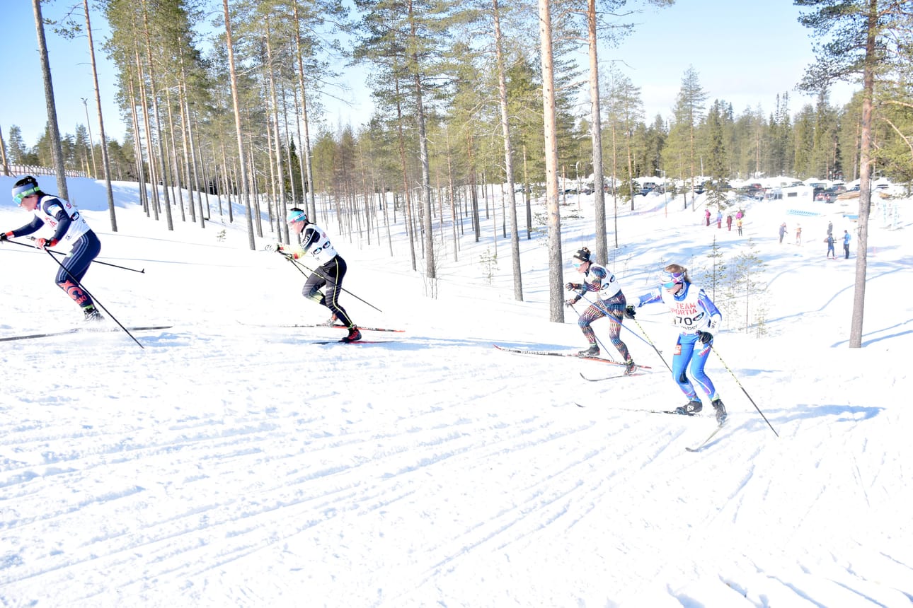 30 kilometrin SM-kultaa voittanut Krista Pärmäkoski ( edessä ) ja pronssimitalisti Kerttu Niskanen hiihtivät matkan aikana kiinni uransa päättäneen Aino-Kaisa Saarisen. Saarinen oli uransa viimeisessä SM-kisassa neljäs. Nousussa mukana myös Kontiolahden Urheilijoiden Laura Karkkulainen ( 70 ).