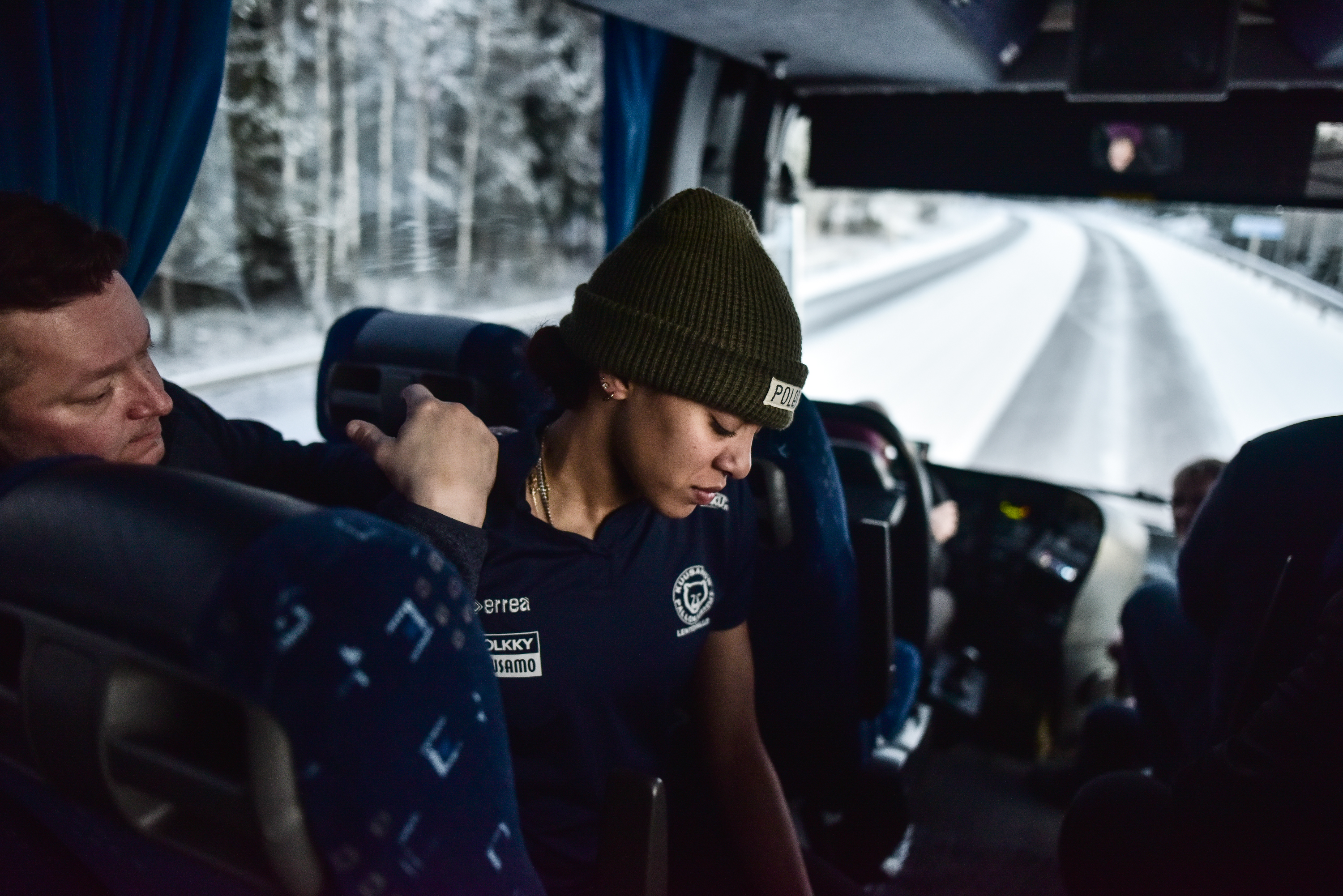 Fysiikkavalmentaja Seppo Urpilainen hieroo Malina Terrellin olkapäätä paluumatkalla.