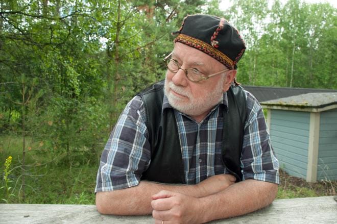 Alavutelainen Raimo Joensuu isännöi Vihtaradiota. ARKISTOKUVA: MINNA HIIRONEN