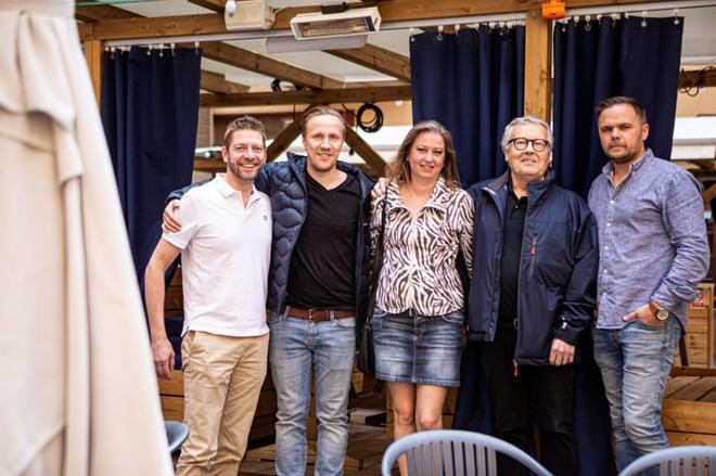 Patio tarjoaa huikean kattauksen elävää musiikkia Vaasassa. Siitä kertoivat Fondiksen ravintolapäällikkö Jaakko Isokangas, Vaasa Jazz Club ry:n Jere Lahti, Jenni Keltto ja Clark Jakobsson sekä Fondiksen vt. toimitusjohtaja Markus Apuli. Kuva: Sami Peltoniemi