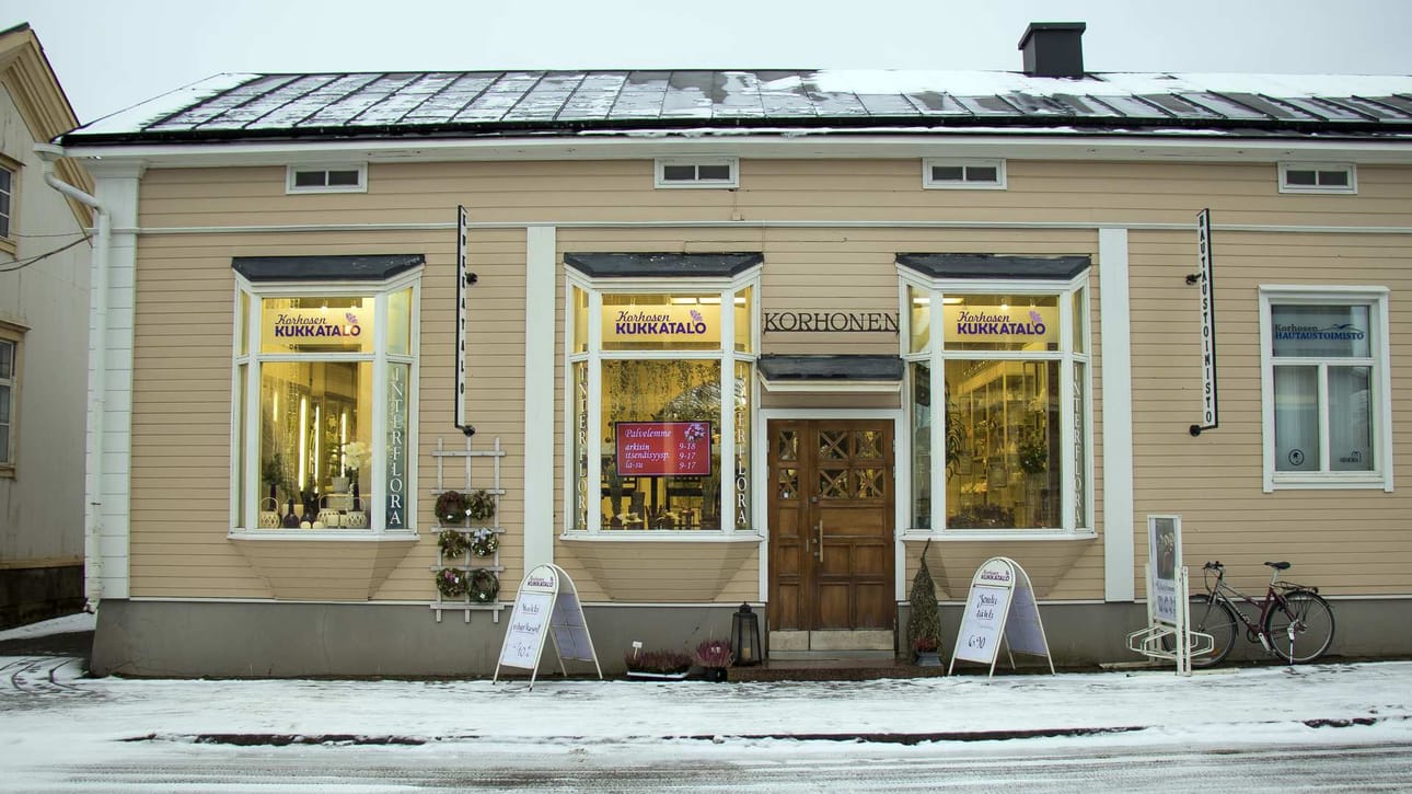 Ensimmäisenä adventtisunnuntaina kannattaa käydä kurkistamassa Korhosen kukkatalon jouluikkunaa osoitteessa Kirkkokatu 25. Joulukukat yleistyivät Suomessa 1800-luvun loppupuolella.