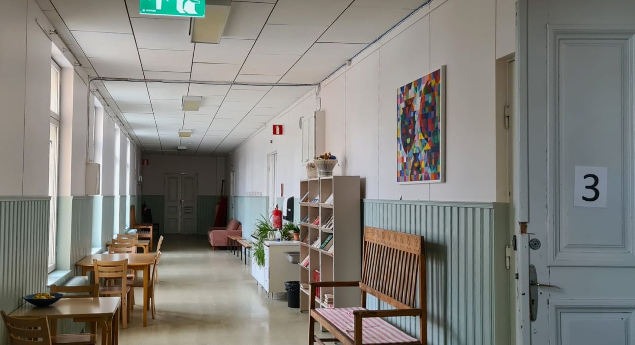 Kristiinan kansalaisopiston kurssitilat ovat vanhassa suomenkielisessä alakoulussa, Läntisen Pitkäkadun varrella Kantakaupungissa.