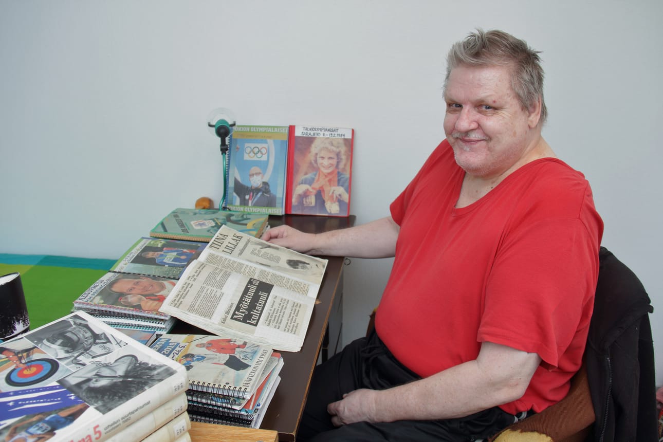 Heikki Erkkilä selaa Helsingissä ensimmäistä kertaa järjestetyistä yleisurheilun MM-kisoista kokoamaansa leikevihkoa. – Vuosi oli 1983, ja Suomi otti jokaista mitalia yhden.