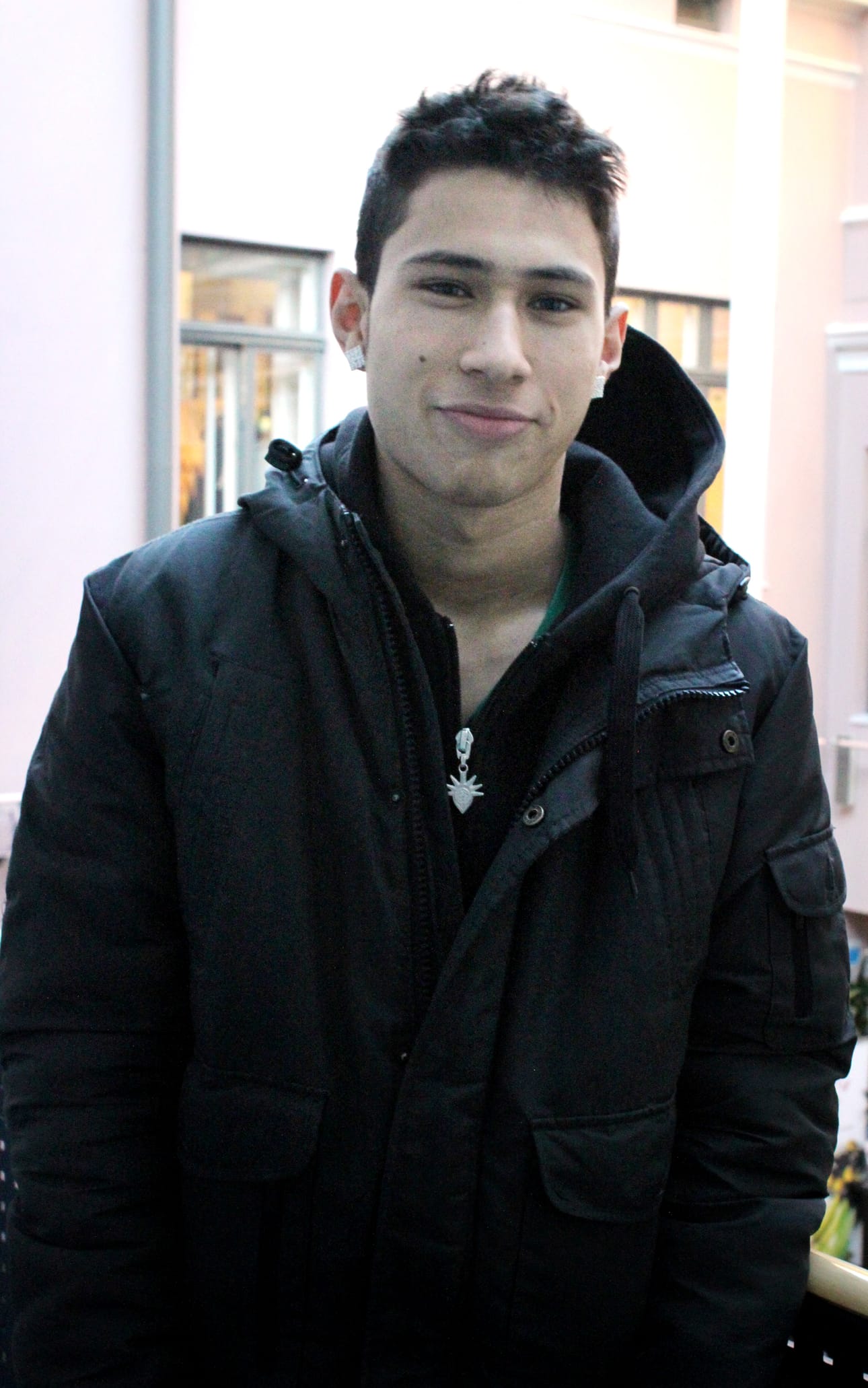 15-vuotias Ramin Sarder Hussain on asunut Suomessa kolme vuotta. Suomessa asuminen ei ollut aluksi helppoa, mutta nuori mies on pikkuhiljaa sopeutunut suomalaiseen kulttuuriin ja elämäntyyliin.