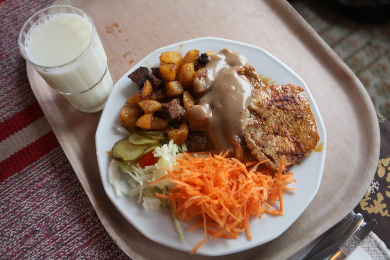 Grillipihvit ja maukas pippurikastike ovat harvoin tarjolla noutopöydissä.