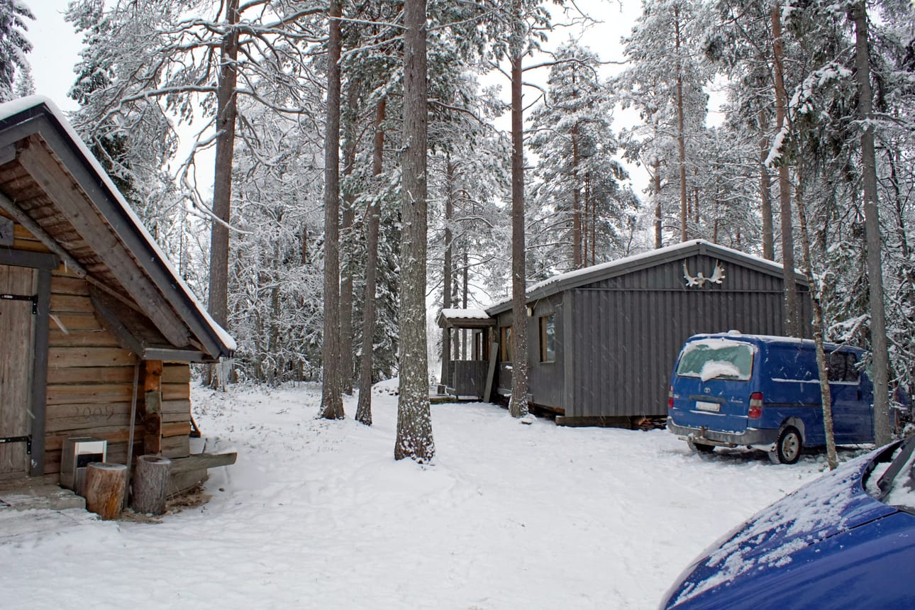 Virkistyksen tontilla riittää töitä, hirsikota on valmis, mutta Syötteeltä siirretyn pirtin kunnostusta aiotaan jatkaa.