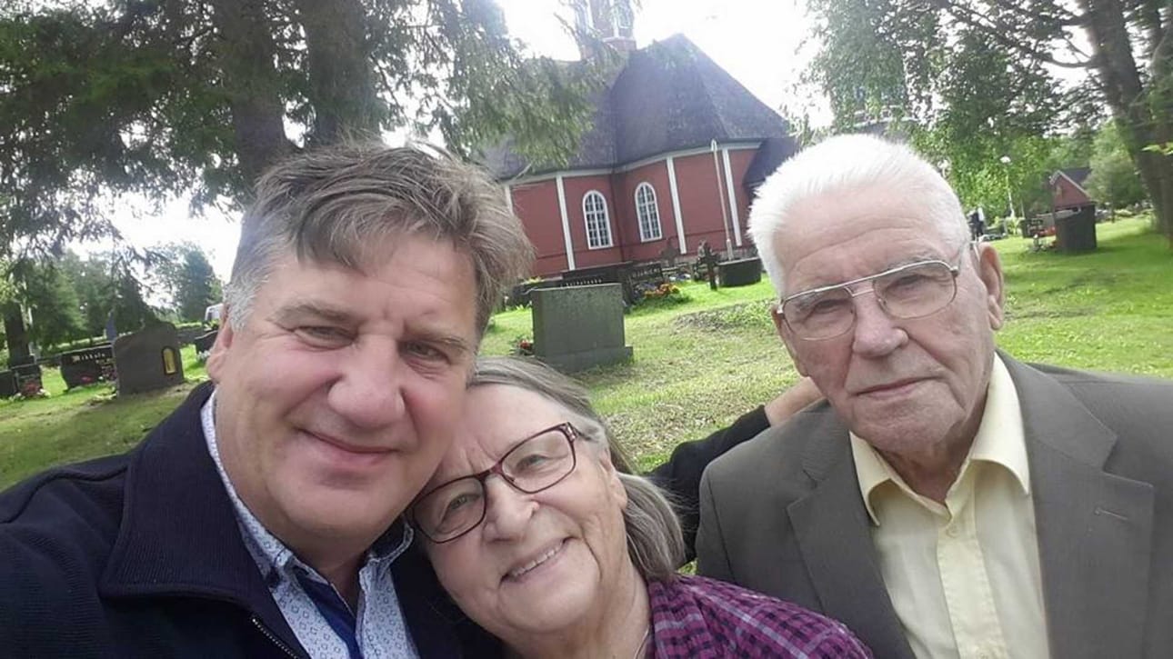 Tuomo Lahtiselle lapsuuskotikunnalla on aina tärkeä merkitys. Oulaisissa asuvat hänen vanhempansa Helvi ja Tauno Lahtinen.