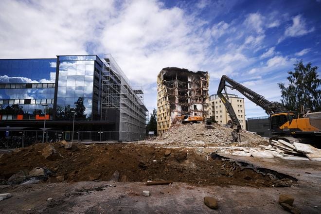 Vaasan keskussairaalan tontilta on purettu vanhoja sairaalarakennuksia uusien tieltä. Kuvassa puretaan vanhaa H-taloa viime kesänä. ARKISTOKUVA: JARNO PELLINEN
