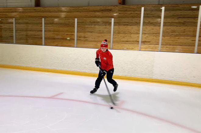 Meri Haaranoja pelaa jääkiekkoa ja opiskelee Vaasassa. KUVA: RASMUS RÖNNHOLM