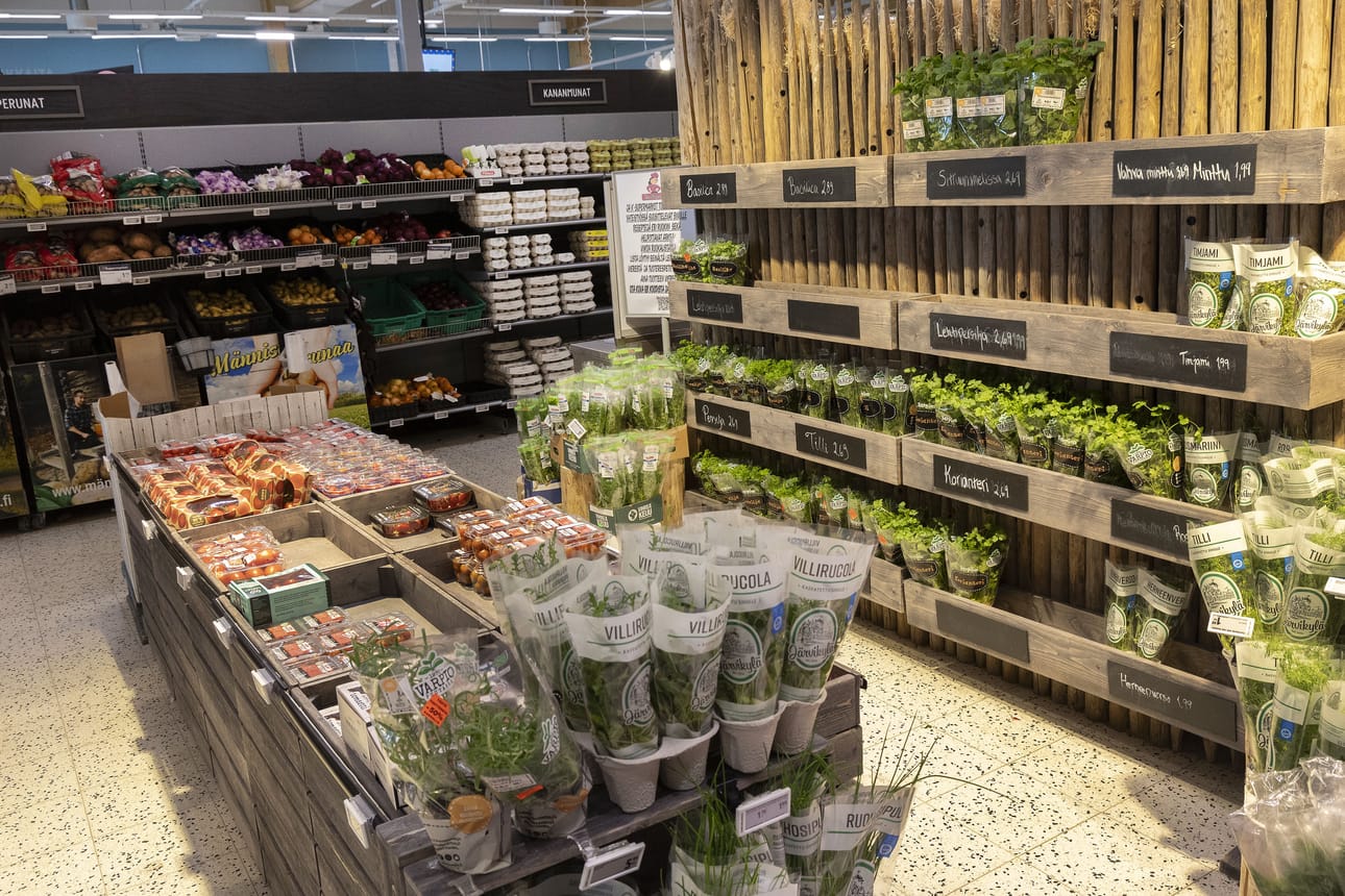 Voit tehdä peston lisäksi yrttiöljyä tuoreista yrteistä. Hienonna useita yrttejä ja sekoita joukkoon muutama ruokalusikallinen hyvää rypsi- tai oliiviöljyä. Surauta sauvasekoittimella tai blenderissä tasaiseksi ja säilytä korkilllisessa pullossa jääkaapissa. Kuva: Mauri Ratilainen