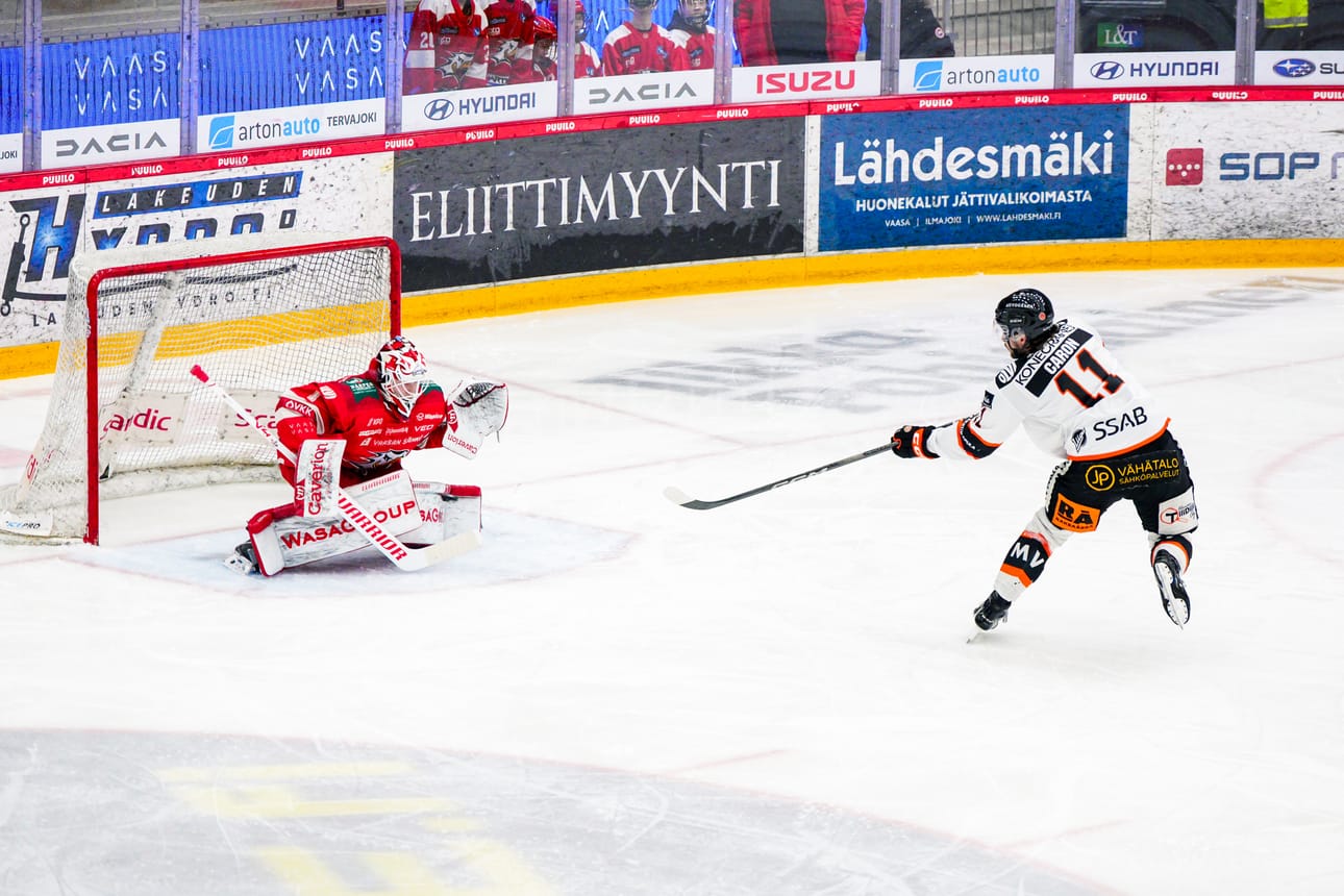 Vaasan Sportin maalivahti Masi Härkönen torjuu HPK:n Thomas Caron rangaistuslaukauksen.