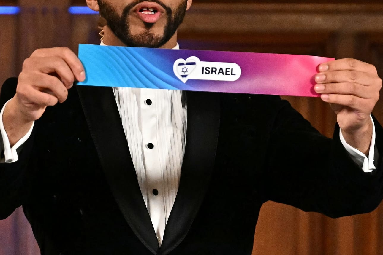 Israel yrittää jälleen venyttää Euroviisujen sääntöjä. Kuva on tilaisuudesta, jossa esiintyjien ryhmät arvottiin.