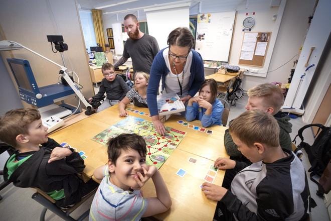 Hietalahden koulun erityisopetuksen 3.ERA -luokka pelasi eilen lautapelejä opettaja Sari Havuselan ja koulunkäynnin ohjaajan Riku Nordmanin johdolla. KUVA: KARI LÖFHJELM
