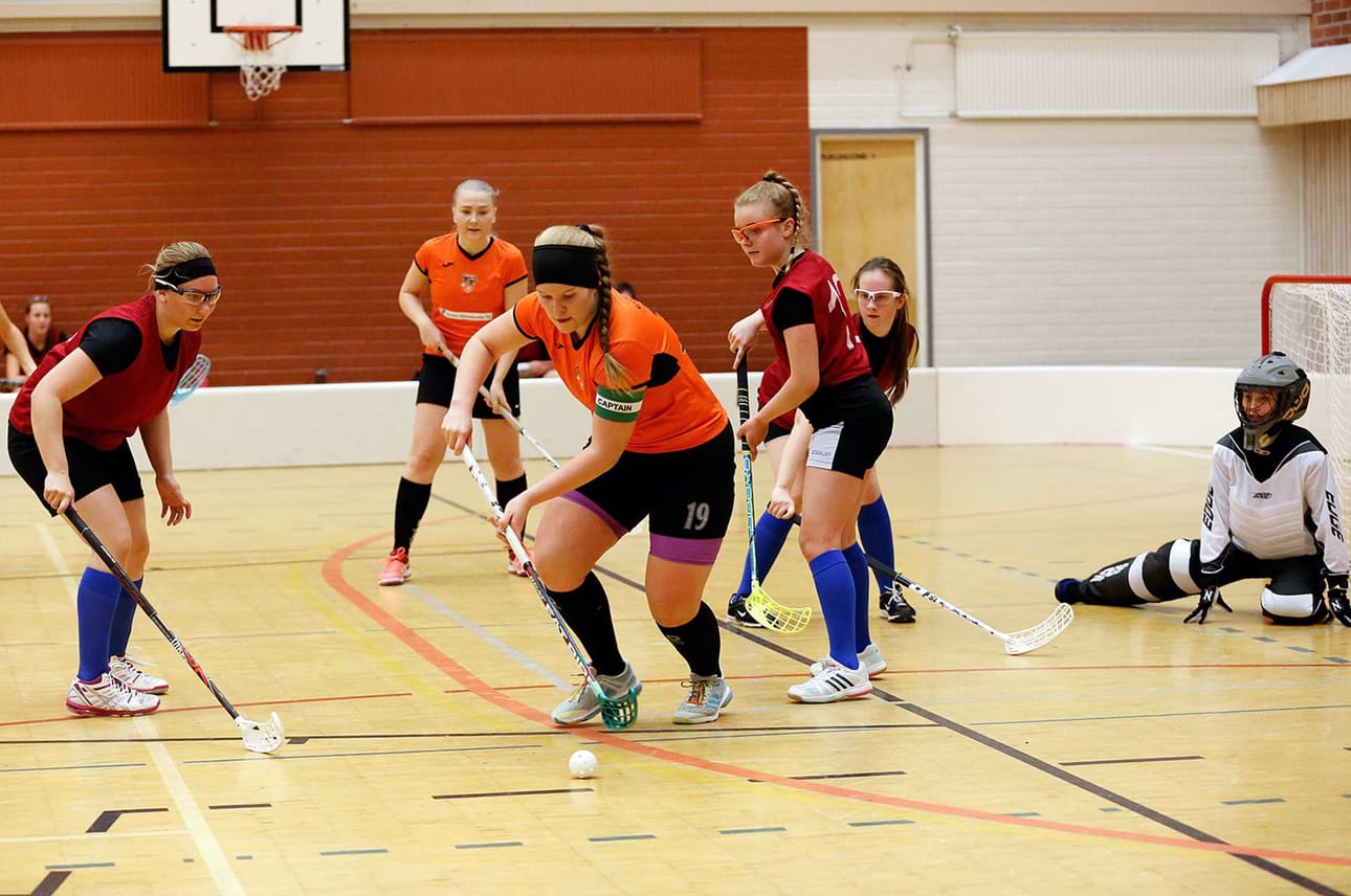 Team Tempon kapteeni Minna Seppänen toimii oman pelaamisen ohella tammikuussa alkavan tyttöjen säbäkerhon valmentajana.