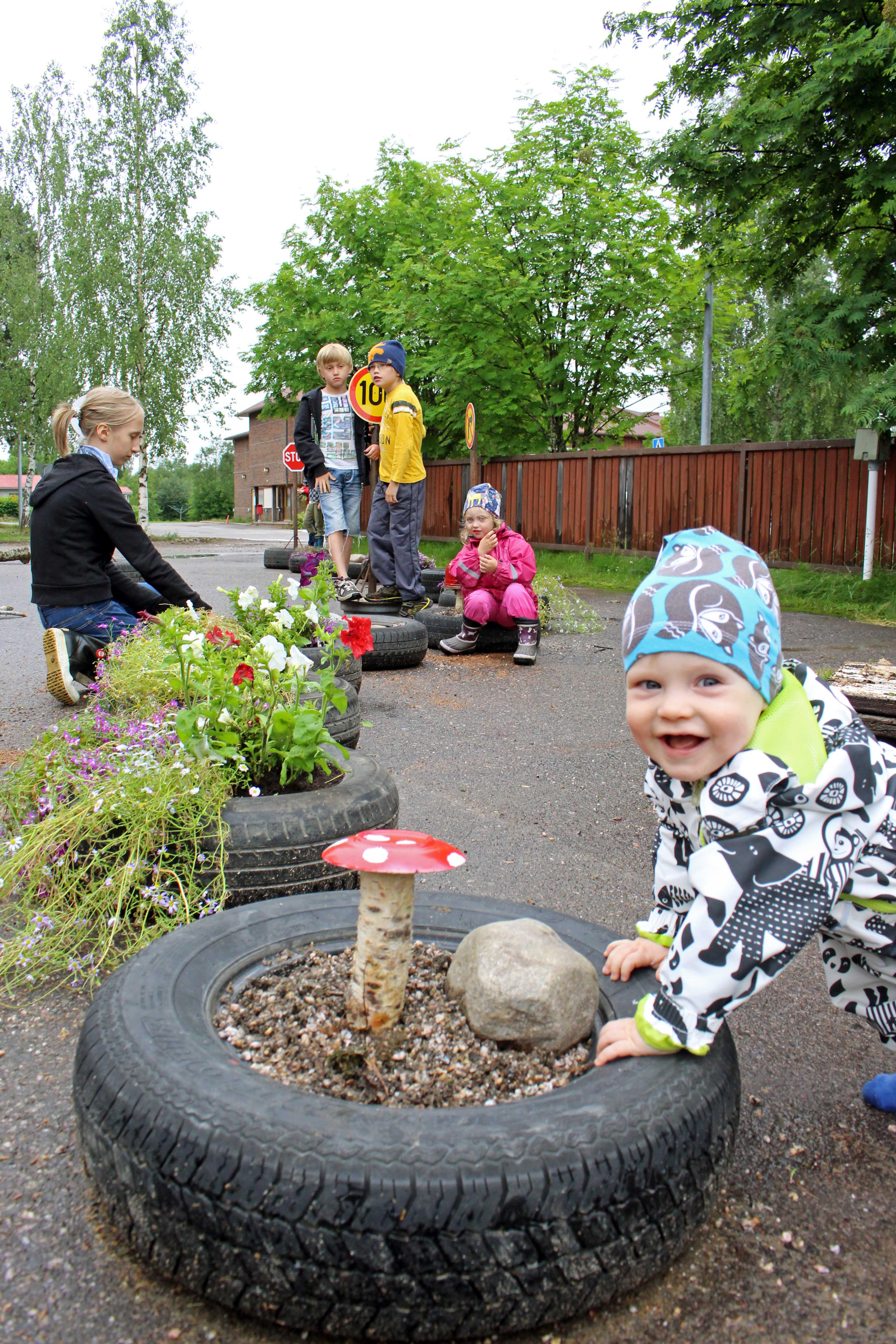 Kyläkahvilan kupeeseen rakentuva polkuautorata kiinnosti pikkuväkeä. Kuvassa tiistaitalkoiden nuorin osallistuja, Kalle Myllylä.