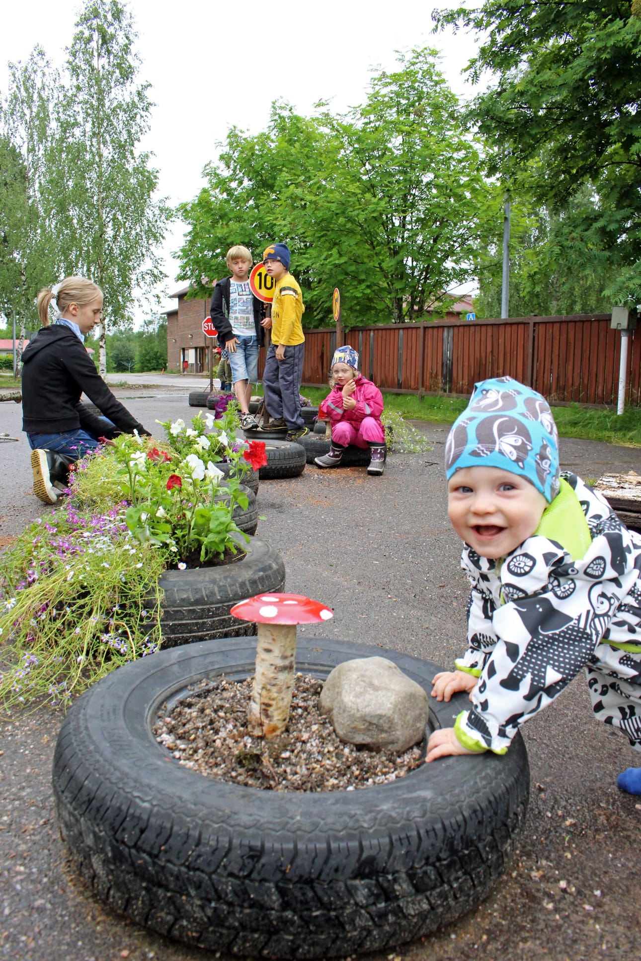 Kyläkahvilan kupeeseen rakentuva polkuautorata kiinnosti pikkuväkeä. Kuvassa tiistaitalkoiden nuorin osallistuja, Kalle Myllylä.