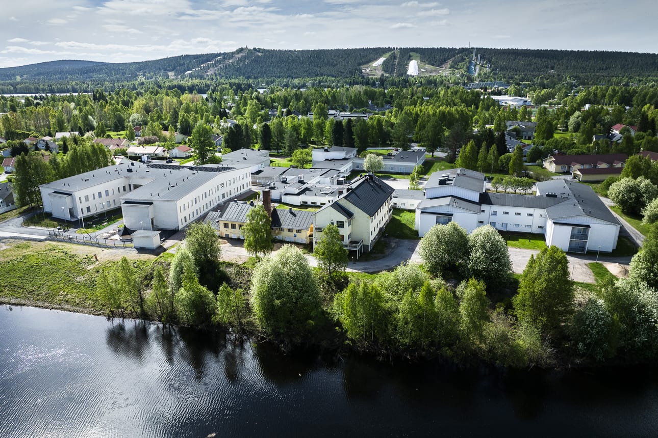 Kuvassa vasemmalla reunassa on uusi, vuonna 2024 valmistunut kaksikerroksinen hoivakoti Näsmänkieppi. Muut vanhat palveukotirakennukset sen ympäriltä puretaan.