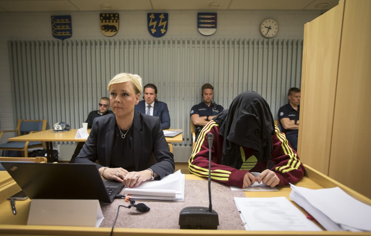 Vuonna 1998 syntynyttä miestä syytetään veljensä murhasta.