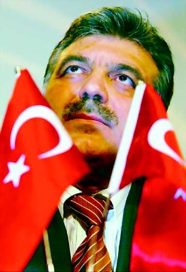 Ei hyväksynyt. Turkin pääministeri Abdullah Gül arvosteli perjantaina kovin sanoin EU:n päätöstä harkita Turkin jäsenyysneuvotteluja vasta vuonna 2004.