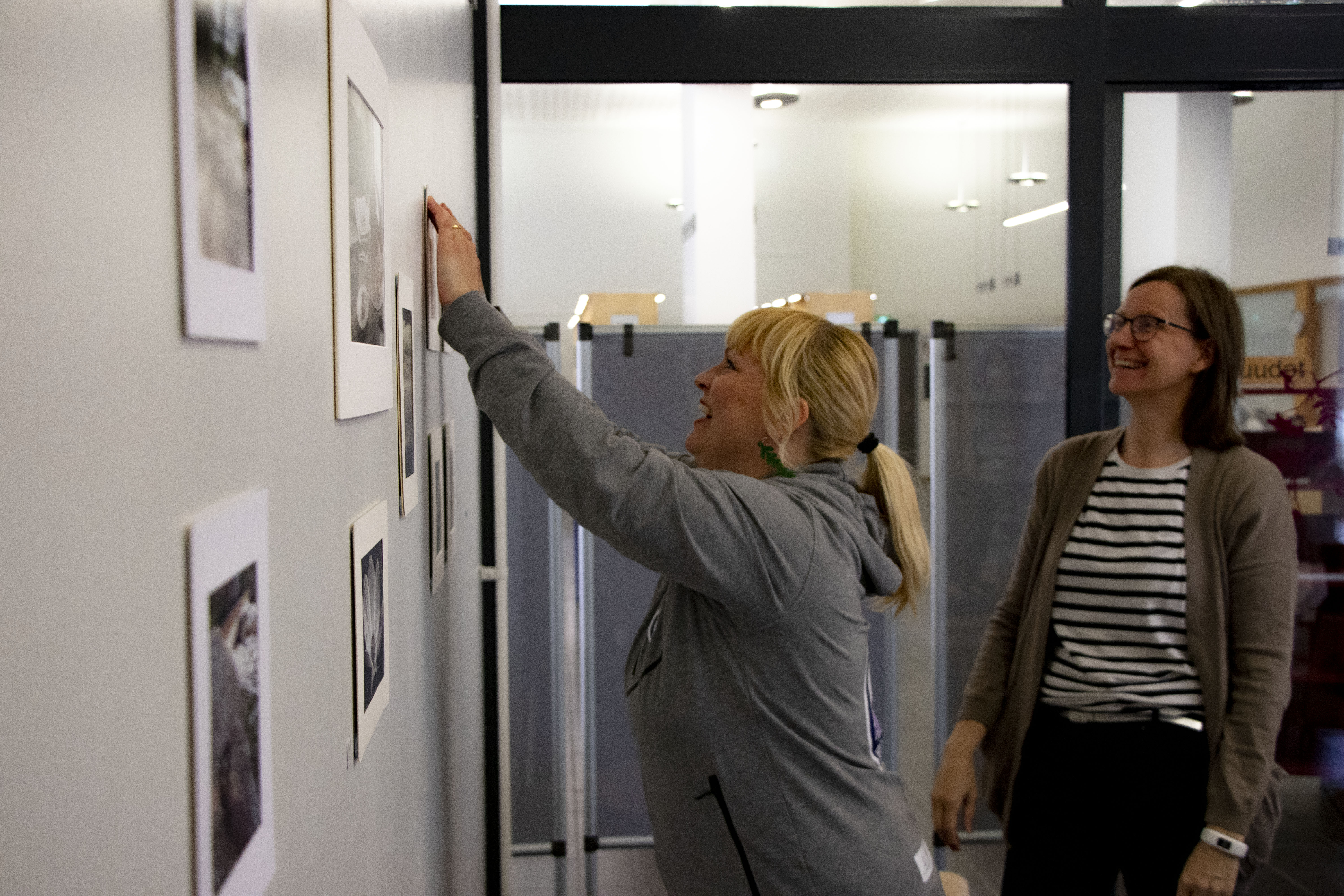 Ensimmäistä kertaa valokuvaryhmää vetänyt hankeasiantuntija Anne Miettinen otti Sini Yrjänän ammattitaitoisen avun iloisena vastaan.