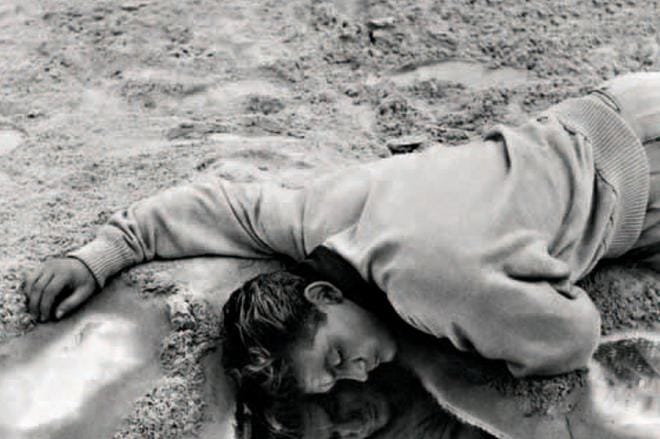 Antiikin mytologiassa Orfeus laskeutui Manalaan noutaakseen kuolleen vaimonsa. Jean Cocteaun tulkinnassa liikenneonnettomuus katukahvilan ulkopuolella vie runoillijan (Jean Marais) keskelle salaperäisiä tapahtumia. KUVA: Yle Kuvapalvelu