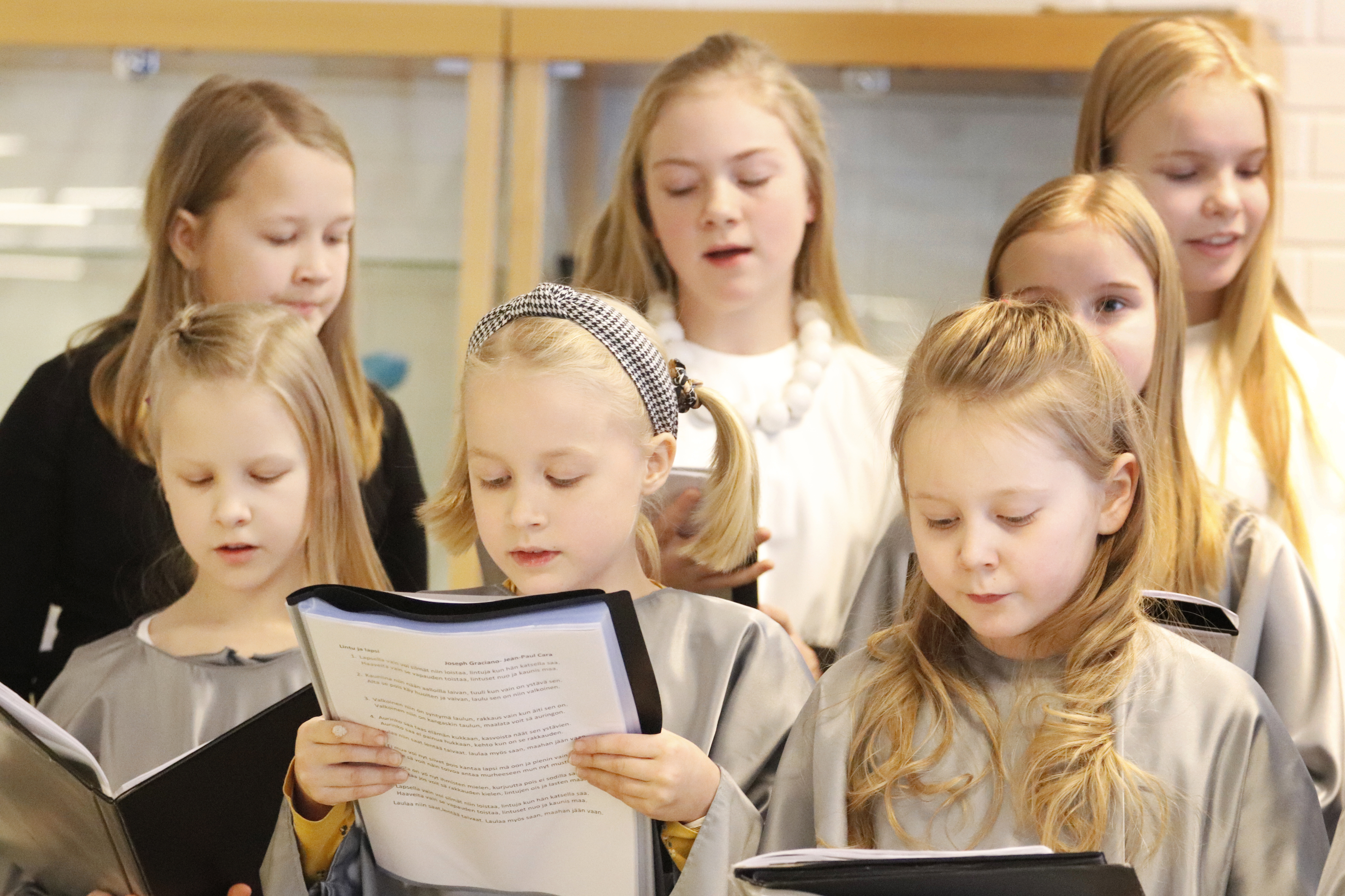 Lapsikuoro Stellat lauloi kappaleet Minun maani ja Kotiseutuni. Kuoroa johti Arja Leinonen ja Pekka Luukkonen säesti pianolla.