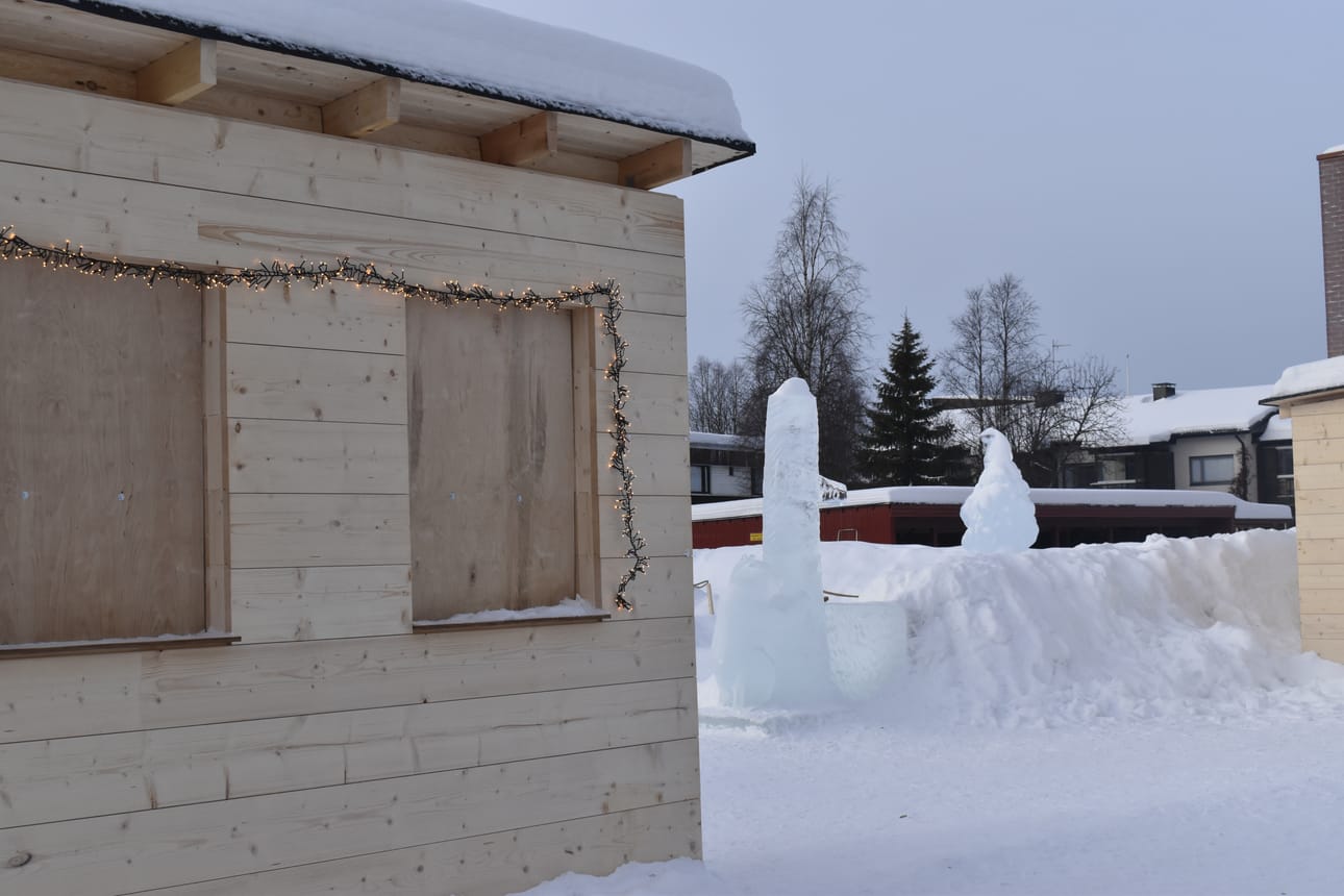 Kuusamon Ice Park on ollut suosittu turistien keskuudessa, mutta siitä huolimatta myyntikojut ovat pysyneet lähes tyhillään.