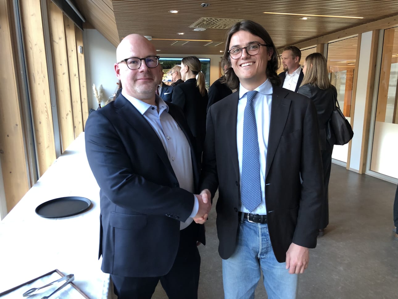 Aurinkokarhun toimitusjohtaja Andreas Renfält ja saksalaisen Prime Capitalin investointipäällikkö Vincent Fosse kättelivät toteutuvan akkuvarastohankkeen kunniaksi.