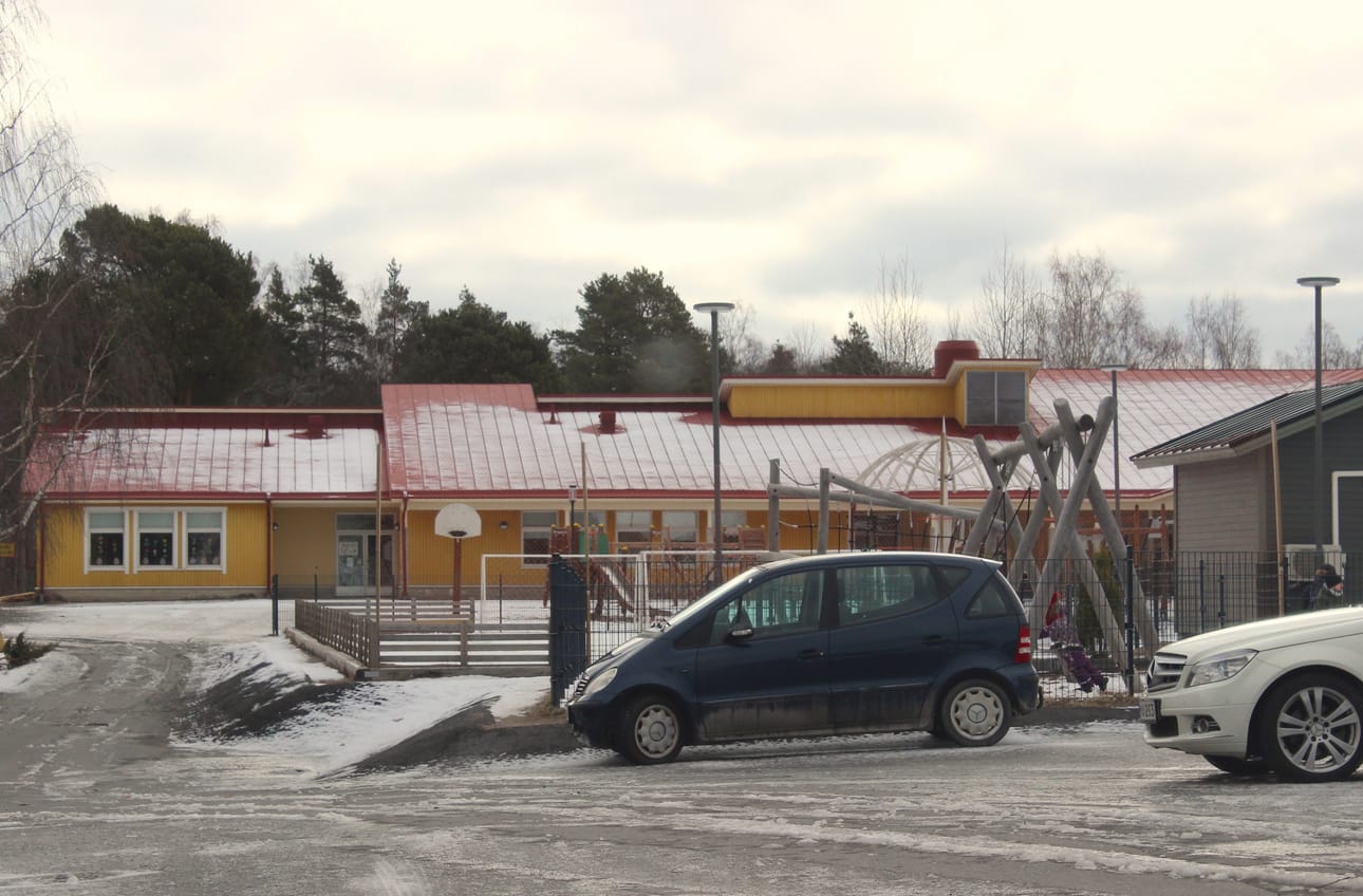 Suomen- ja ruotsinkielinen koulu sijaitsee saman kato alla Kaskisissa.