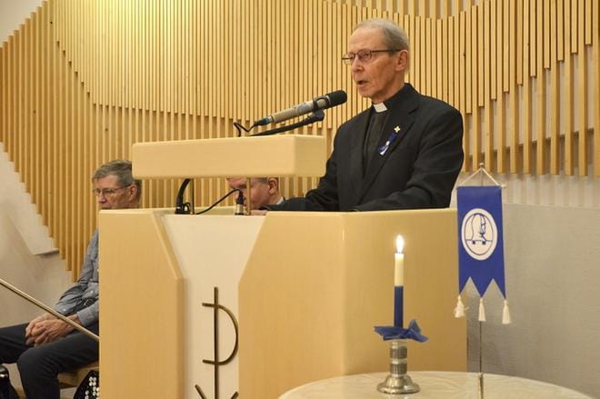 Nykyisin Nurmossa asuva rovasti Väinö Reinilä osallistuu Jurvassa pidettäville siioninvirsiseuroille. Viime vuoden lopulla hän kävi puhumassa Jurvan sotaveteraanien puurojuhlassa. KUVA: HANNELE YLI-VIITALA