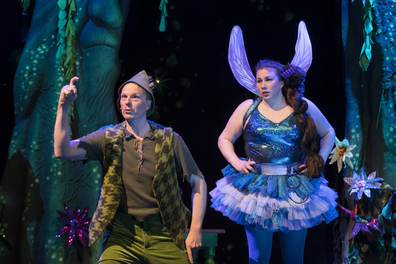 Peter Pan menee pieleen -näytelmässä on monenlaisia kommelluksia ja koukkuja. Kuvassa Peter Pan (Joose Mikkonen) ja twerkkaava Helinä-keiju .