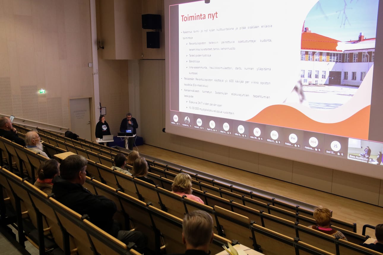 Projektipäällikkö Heli Illikainen ja tekninen johtaja Matias Yliriesto esittelivät Kitisenrannan kulttuuritalohanketta torstain yleisötilaisuudessa Tähtikunnan koulun auditoriossa. – Rakennuksen kokonaispinta-ala on noin 5 000 neliötä, Yliriesto kertoi.