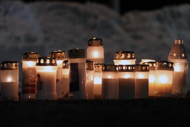 Ensimmäiset kynttilät tuotiin torin laatoille tänään pian iltakuuden jälkeen. KUVA: ANU NAHKALA