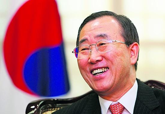 YK:n pääsihteeriksi matkalla oleva Etelä-Korean ulkoministeri Ban Ki Moon hymyili vapautuneesti toimittajatapaamisessa Soulissa tiistaina.
