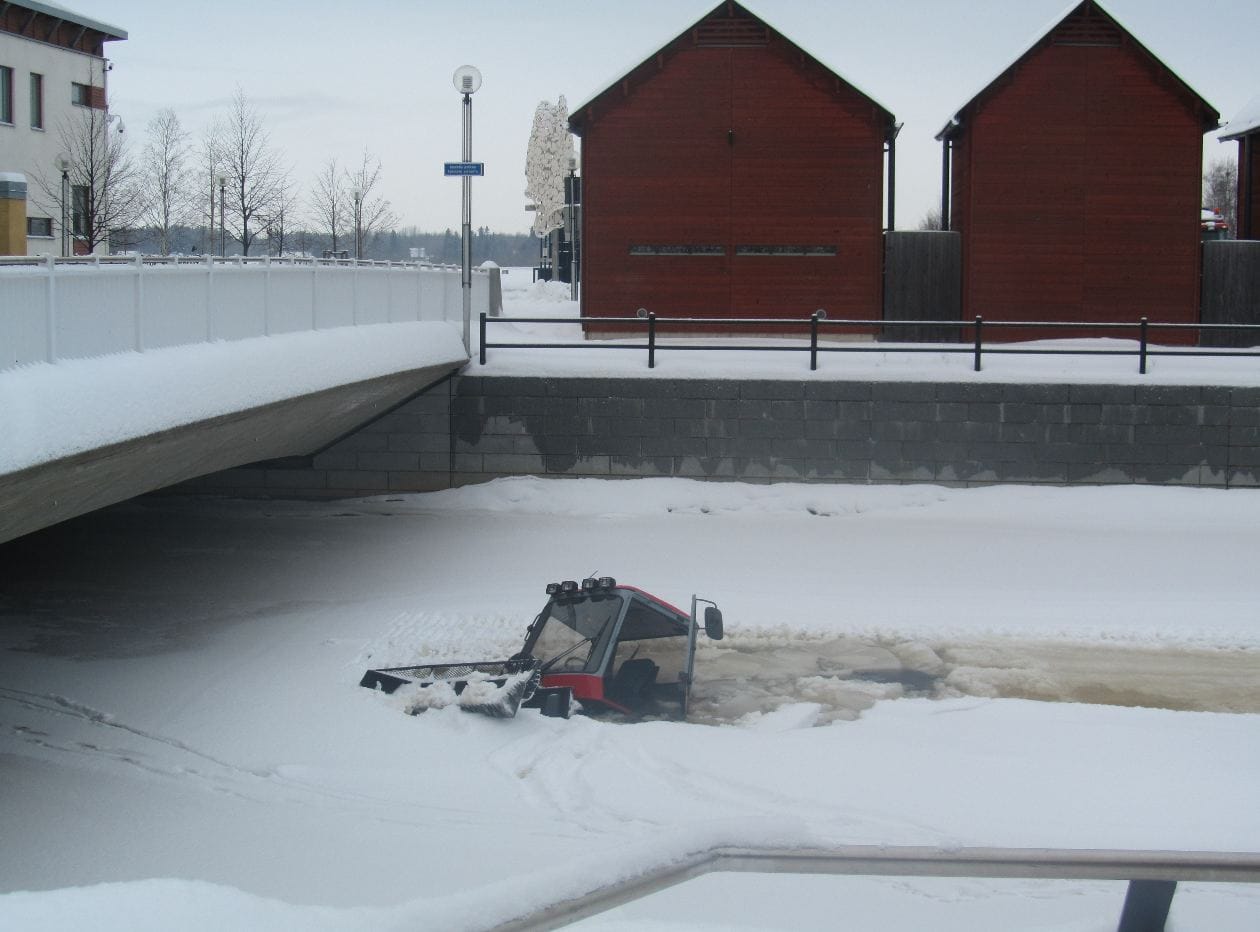 Jäät eivät ole vielä vahvoja Oulun torinrannassa. Latukone vajosi jäihin.
