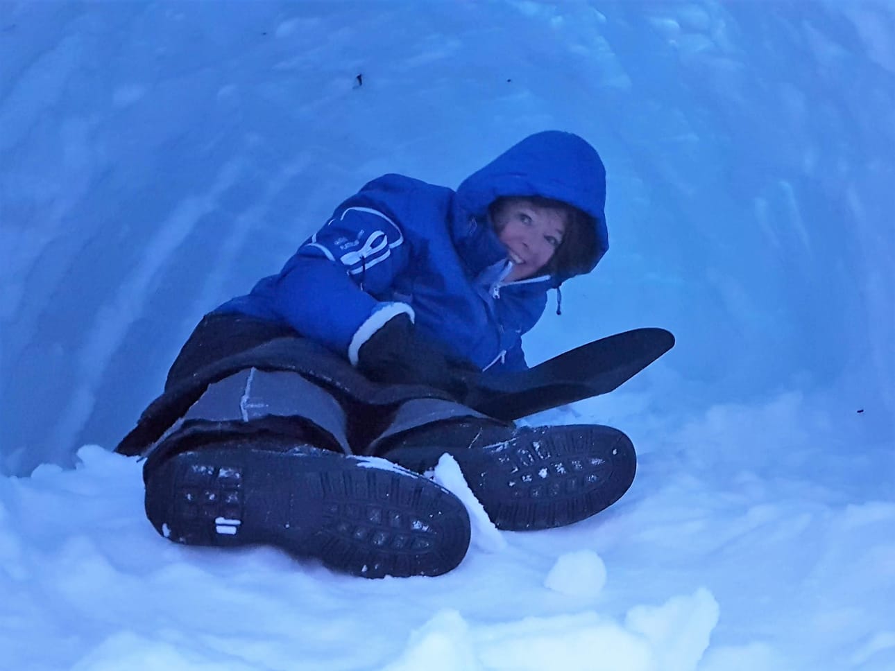 Viimeistely ja sisustus (noin 30 minuuttia) Puhkaise tuuletusreikä kammin seinään esim. suksisauvalla, jonka voi jättää tuuletusaukkoon, jottei lumi tuki sitä. Tee kynttilälle paikka kammin reunalle, tuuletusaukon alapuolelle. Jos kynttilä sammuu, happea on liian vähän ja tuuletusaukkoa on suurennettava.