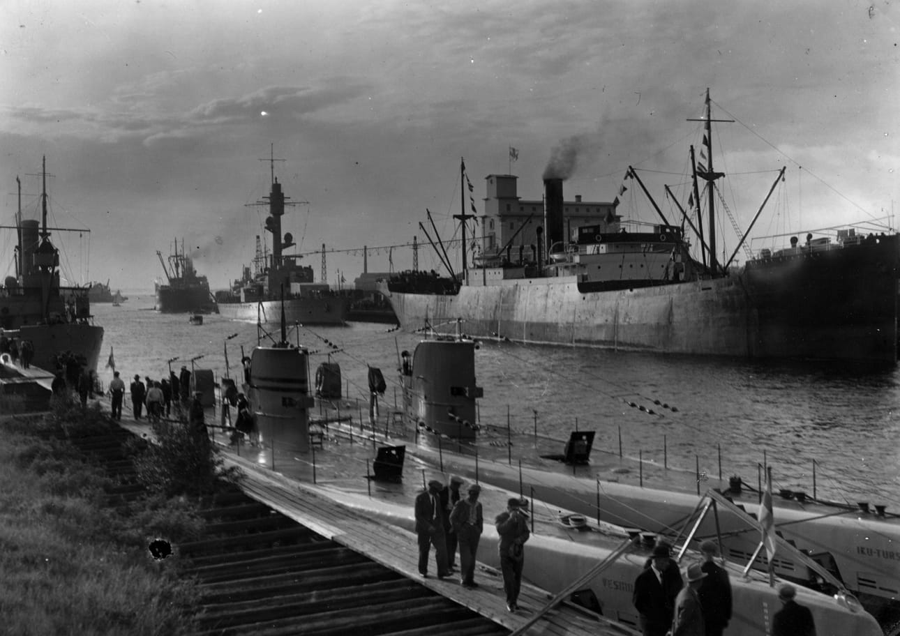 14.7.1934 suomalaiset sukellusveneet Vesihiisi ja Iku-Turso kävivät näytillä Oulun Toppilan satamassa. Niiden takana näkyy emälaiva. Salmen toisella puolella satamassa ovat uusikaupunkilainen Saint Stephen ja sen takana panssaritykkivene Väinämöinen.