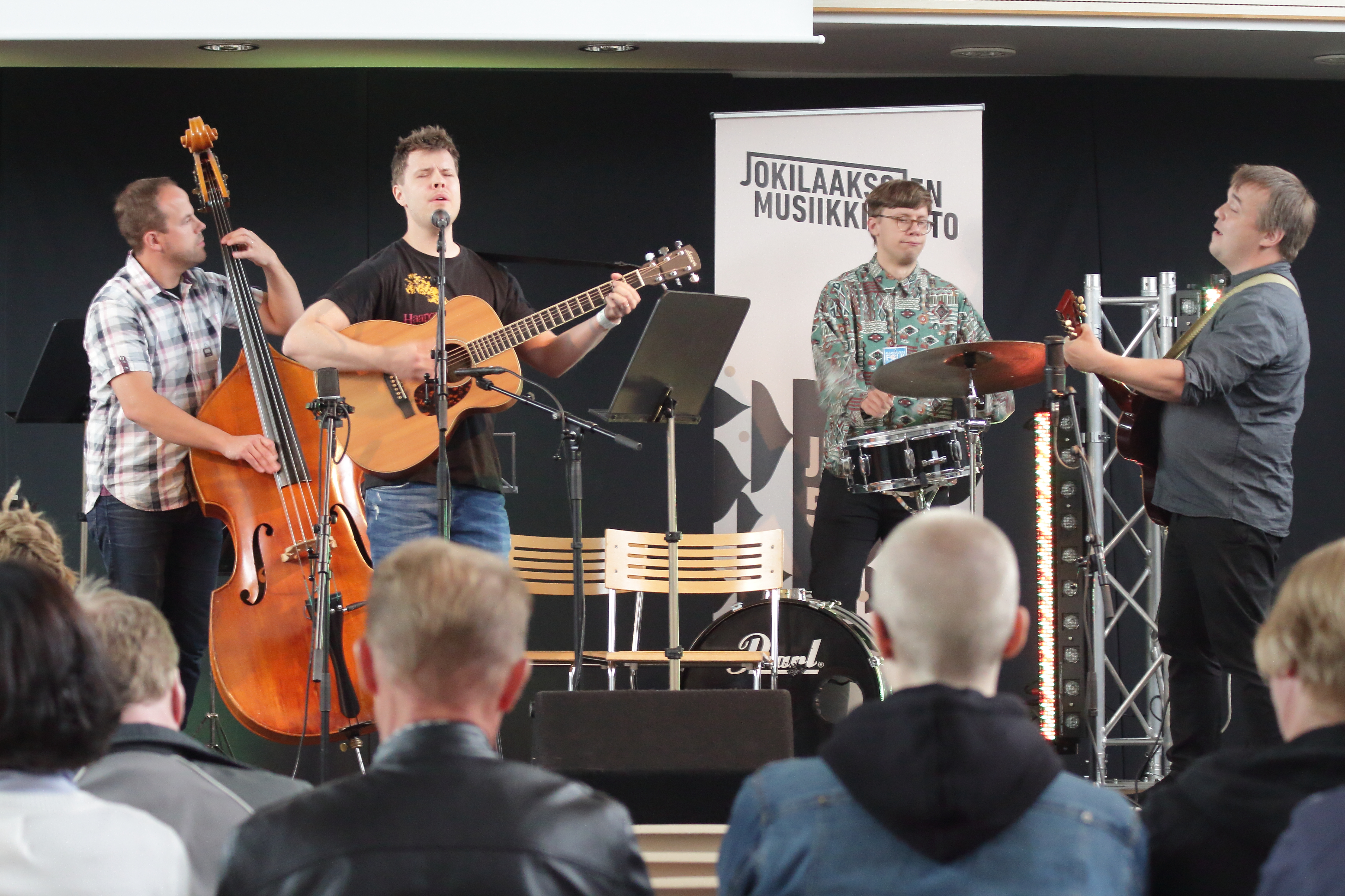 Harmaala & Yli-Kotila Company piipahti Folkkien perjantai-iltapäivässä Jokilaaksojen musiikkiopiston 50-vuotiskonsertissa.