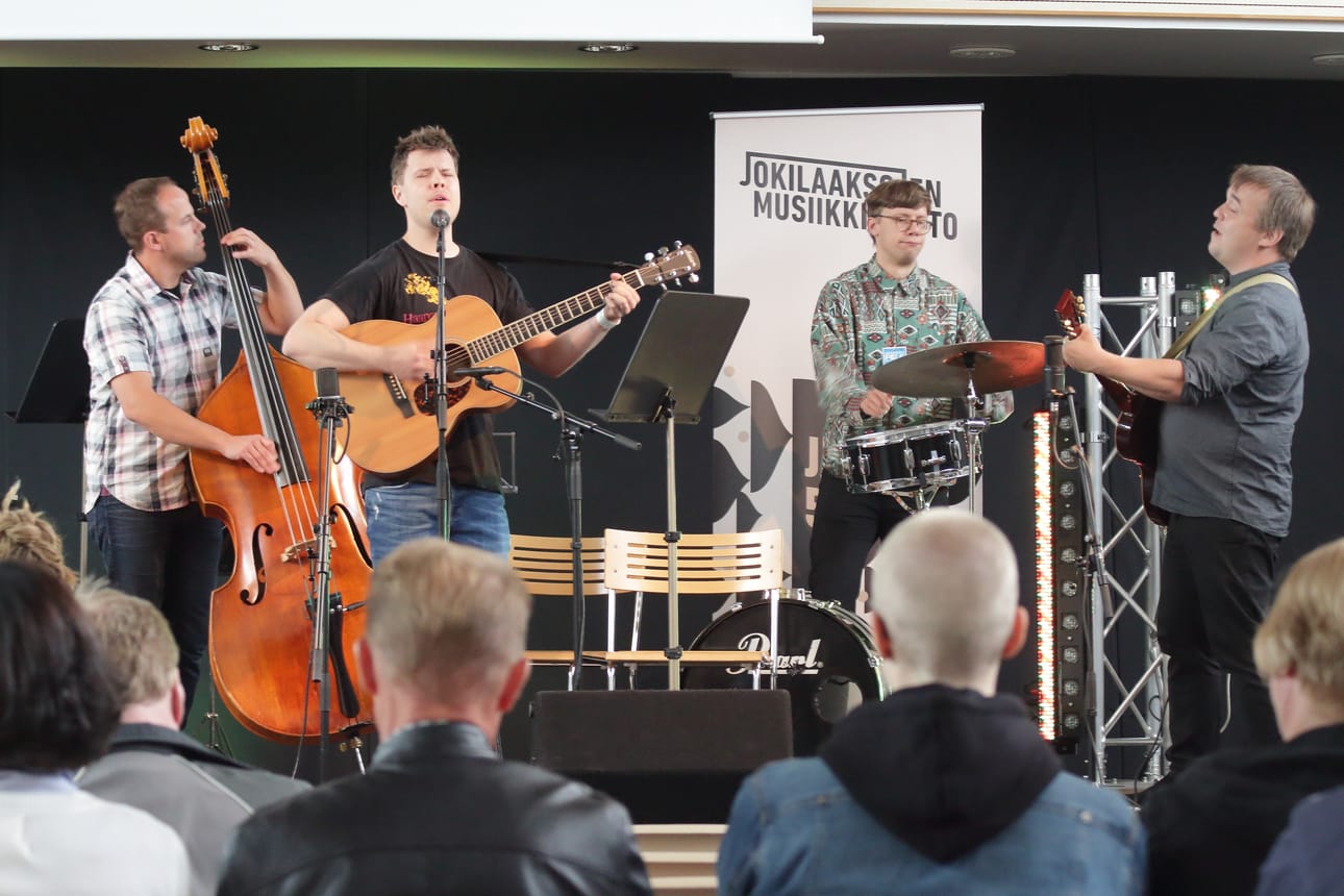 Harmaala & Yli-Kotila Company piipahti Folkkien perjantai-iltapäivässä Jokilaaksojen musiikkiopiston 50-vuotiskonsertissa.
