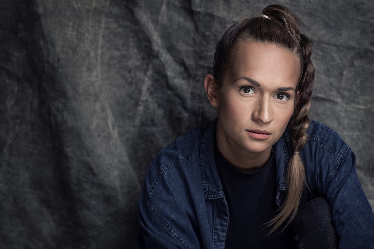 Bianca Kronlöf puhuu mielellään suomea, mutta kirjoittaminen on toinen juttu. – Kirjoitan suomea kuin viisivuotias, en osaa kielioppisääntöjä, hän väittää.