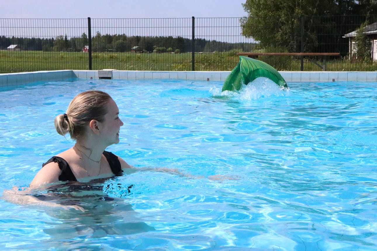 Närvijoen maauimalassa polski vierailun aikaan myös merenneito, jonka pyrstö vilahtaa kuvassa.