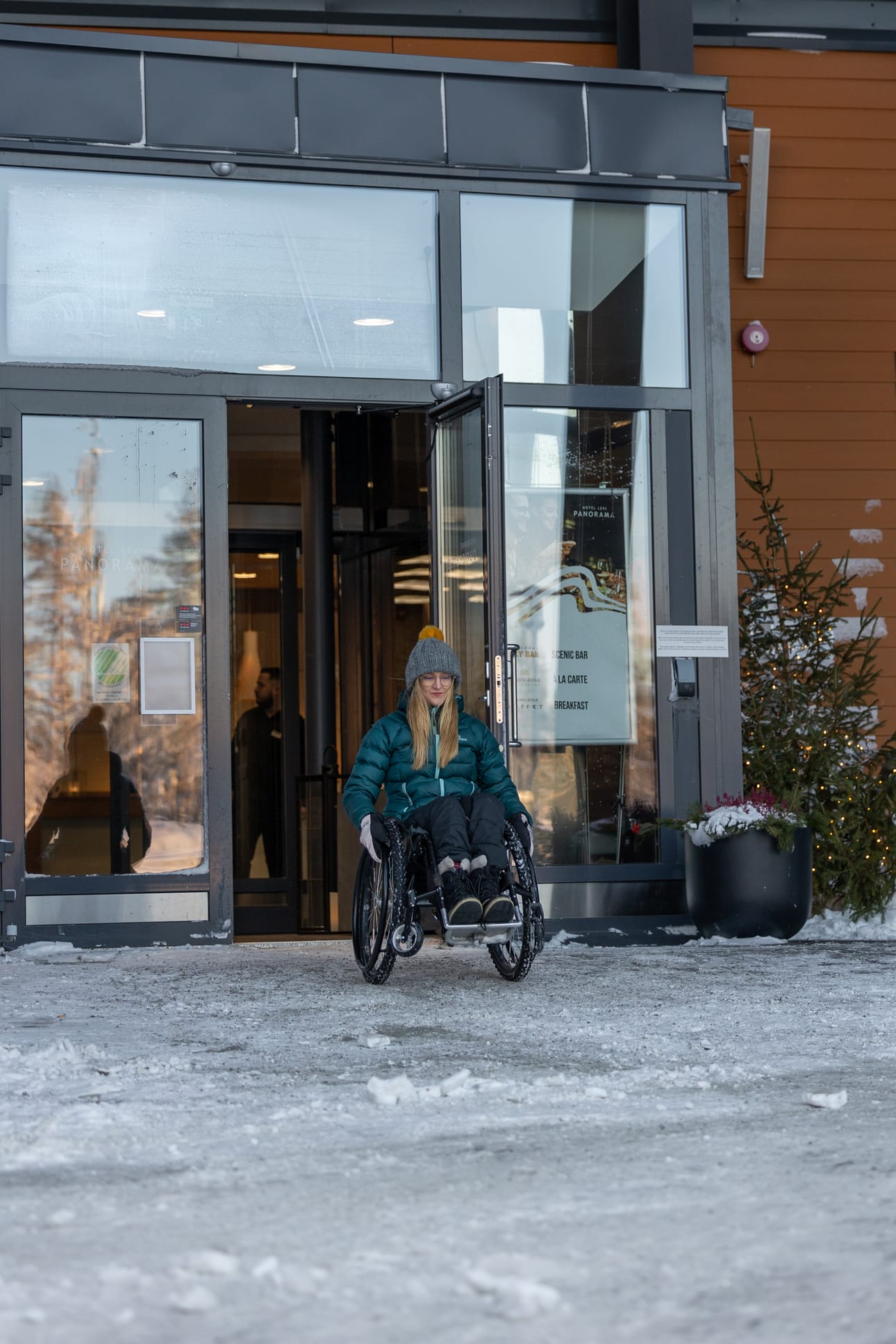 Yksi esimerkki esteettömyyden huomioimisesta on Hotel Levi Panoraman uusittu, loiva ja esteetön sisäänkäynti. – Tämä palvelee jokaista hotellin asiakasta aina matkalaukkuja kantavasta turistista lapsiperheisiin, näkövammaisiin sekä liikuntarajoitteisiin ihmisiin, Tuohioja kiittelee.