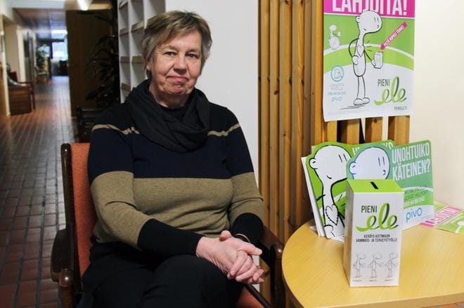 Leena Kunnari päivysti Pieni ele -lippaan vieressä Alahärmän palvelutoimistossa 28. tammikuuta. Vaalit olivat toiset, joiden kerääjärinkiin hän kuului. KUVA: MIA KÄRKKÄINEN