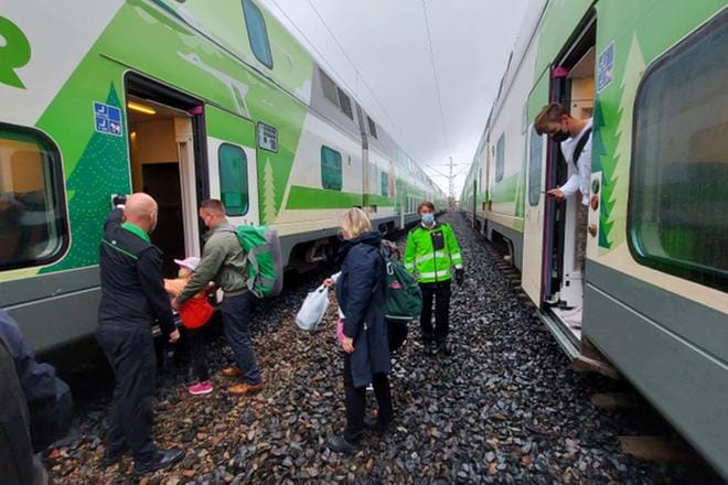 Junaa vaihdettiin sateisessa säässä. Junan portaat eivät toimineet, mikä aiheutti päänvaivaa huonojalkaisille ja isojen matkatavaroiden kanssa matkustaville. Kuva: Teemu Lampinen