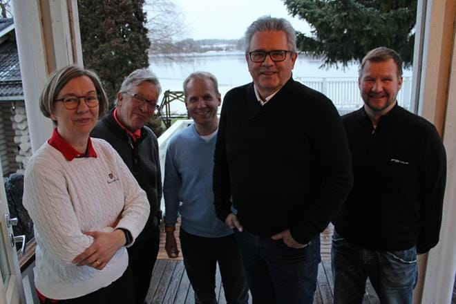 Golf ja Kuharanta ovat yhdistävä tekijä ravintolapäällikkö Virpi Aholla, Kuharannan isäntä Pauli Lampisella, Kuortane Golf Oy:n hallituksen puheenjohtaja Jussi Töyrylällä, Ittram Oy:n omistaja Martti Lepistöllä ja Kuortane Golf ry:n puheenjohtaja Pasi Puttosella. KUVA: REIJO HEIKKILÄ