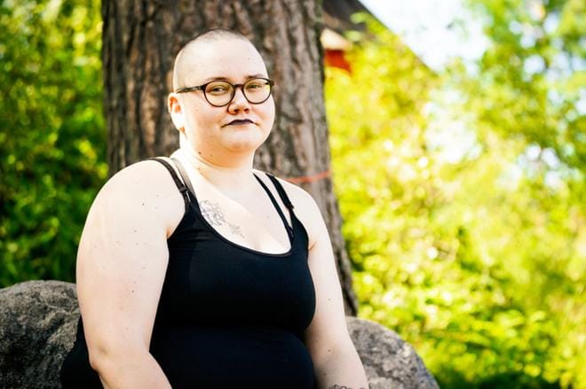 Vaasalainen Saana Lind toivoo, että kuukautisista ja kuukautiskivuista puhuttaisiin avoimemmin. Kuva: Samppa Toivonen