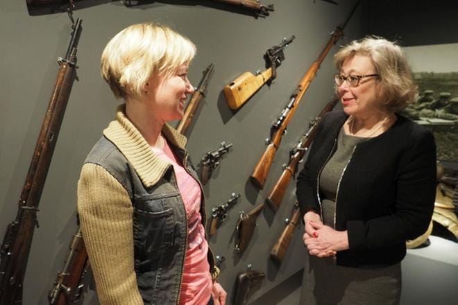 Kauhavan museointendentti Hanna Rieck-Takala ja jääkärimuseon uudistuksen konsulttina ja kuraattorina toimiva Anne-Maj Salin ovat tyytyväisiä jääkärimuseon moderniin ilmeeseen. KUVA: JUSSI MUSTIKKAMAA