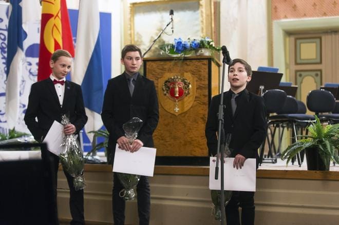 Nuori kulttuuritekijä -stipendin saivat Robin Asukas, Kalle Lorenz ja Silas Lorenz, jotka vuorottelevat pääroolissa Vaasan Billy Eliot -musikaalissa. Kiitospuhetta pitää Silas. KUVAT: JARNO PELLINEN